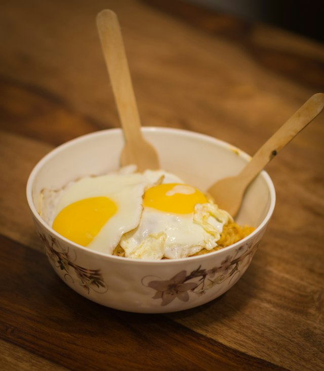 鸡蛋面条，主食与蛋白质食物搭配的例子